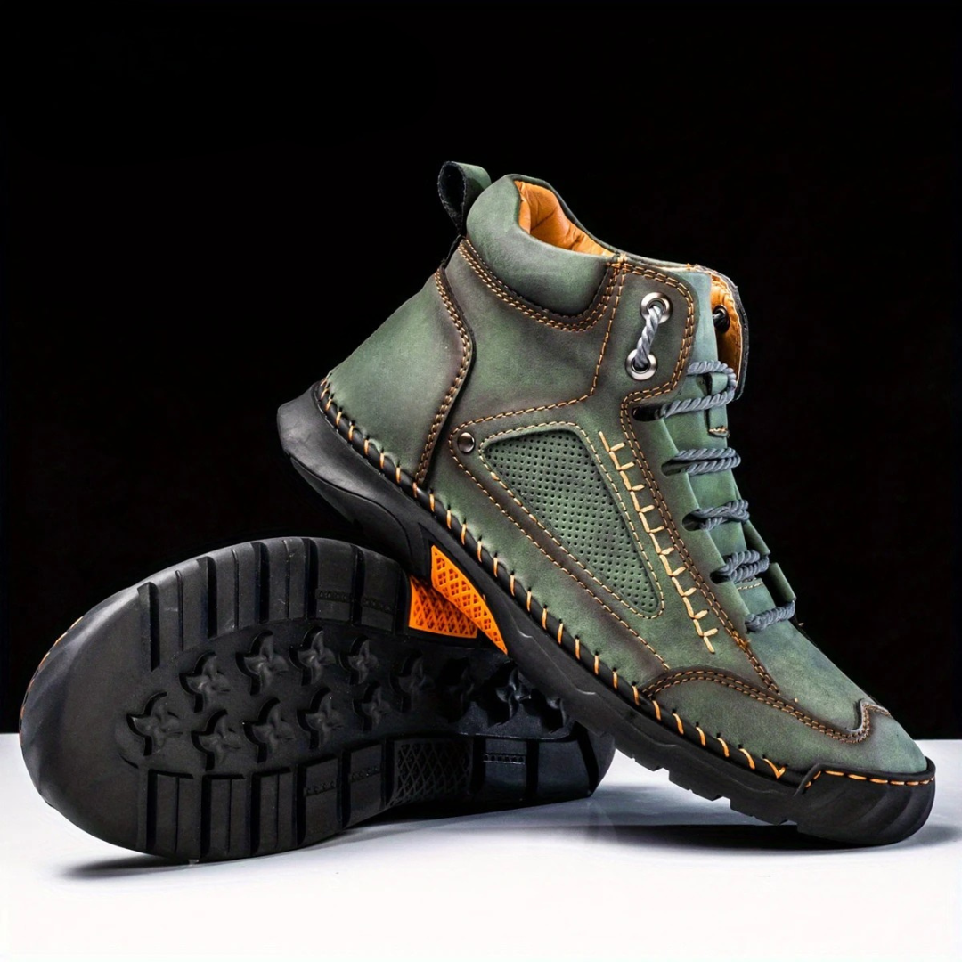 Botas ergonómicas em pele costuradas para uso doméstico.