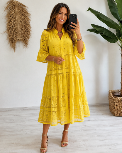 Vestido em linho com mangas e botões frontais. 