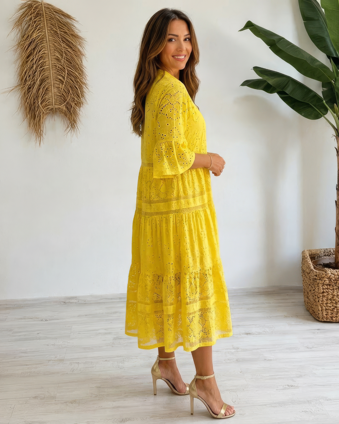 Vestido em linho com mangas e botões frontais. 