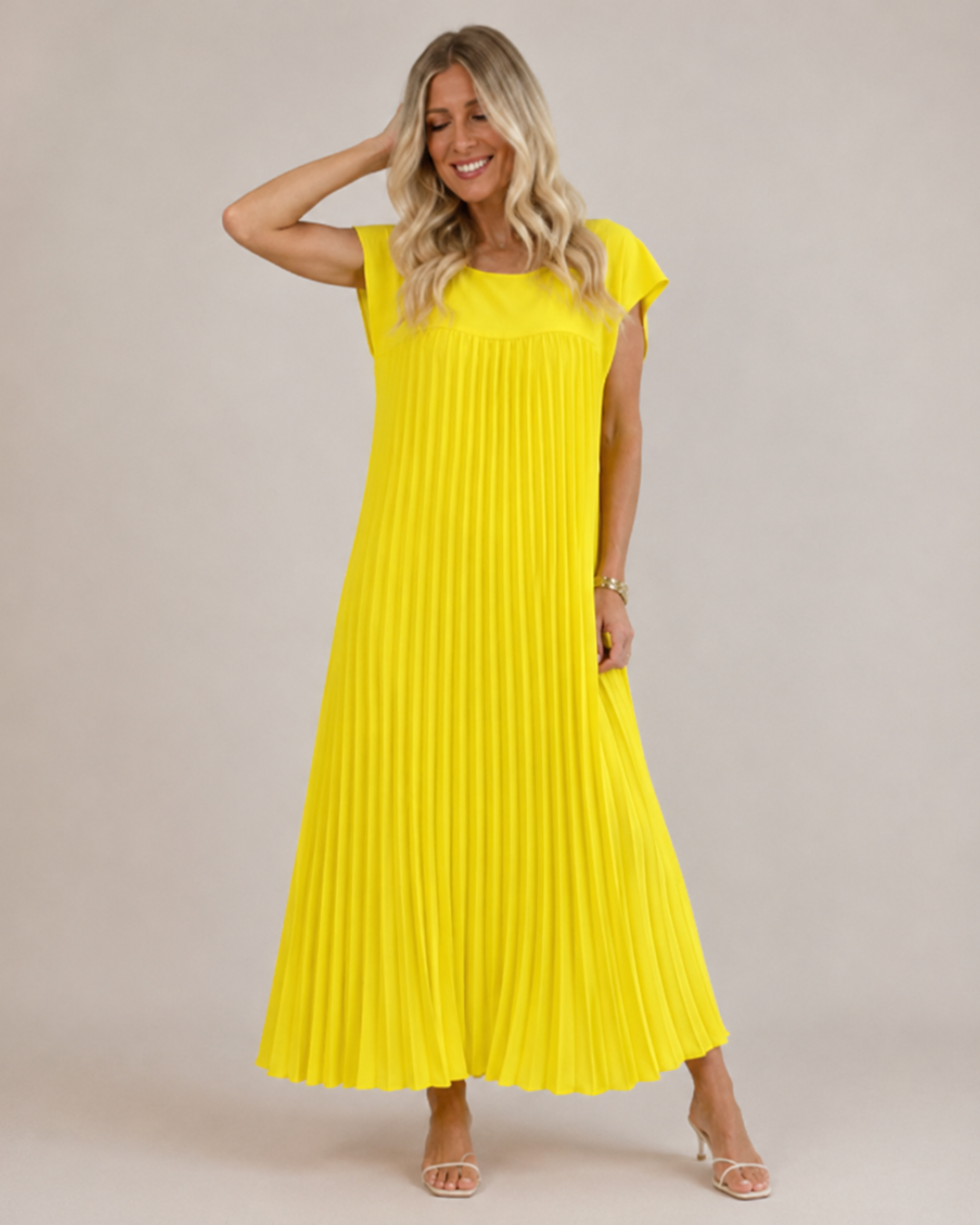 Vestido comprido plissado com mangas franzidas