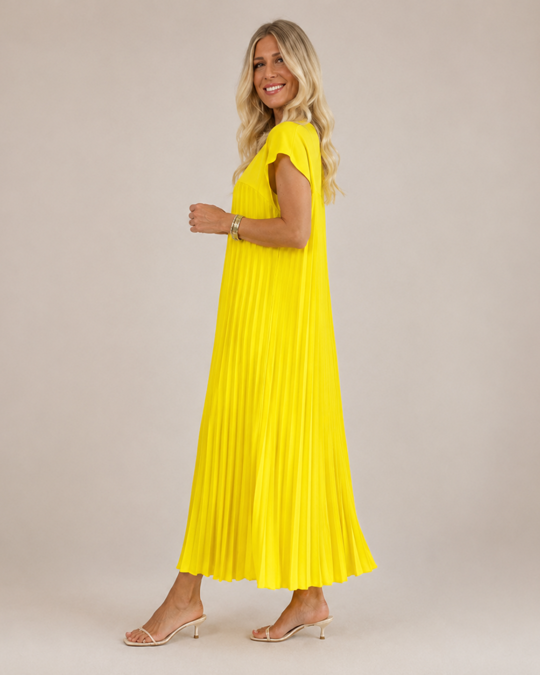 Vestido comprido plissado com mangas franzidas