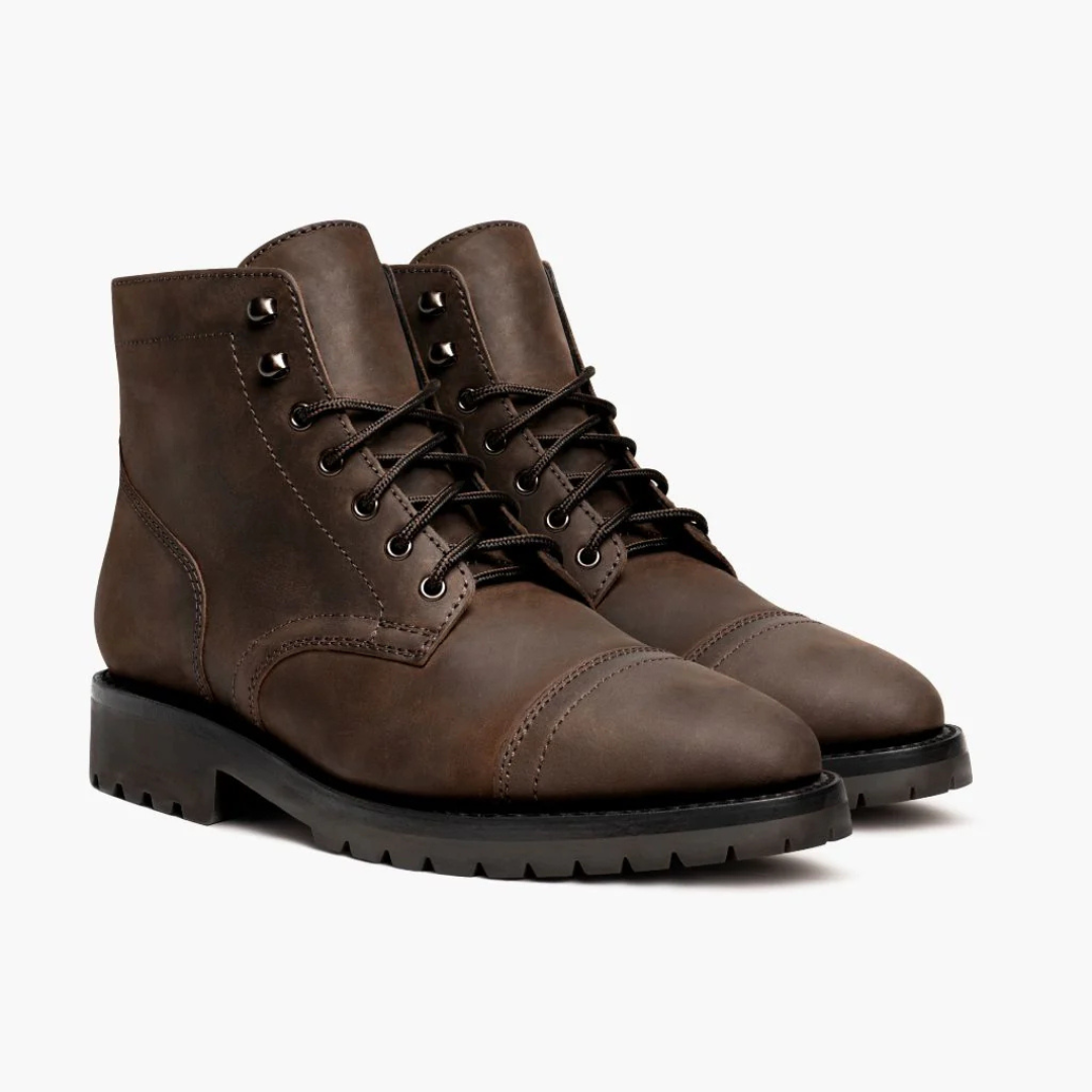 Botas de homem em pele com alta durabilidade e estilo moderno. 