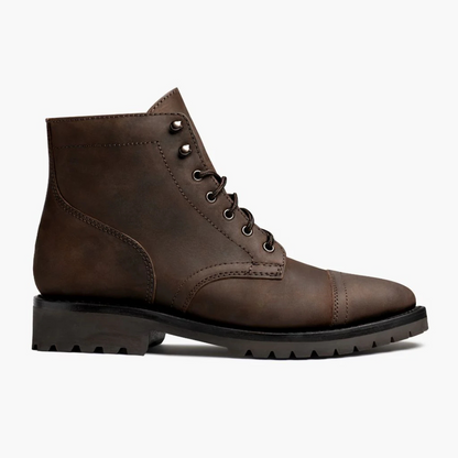 Botas de homem em pele com alta durabilidade e estilo moderno. 