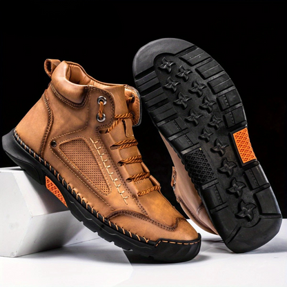 Botas ergonómicas em pele costuradas para uso doméstico. 