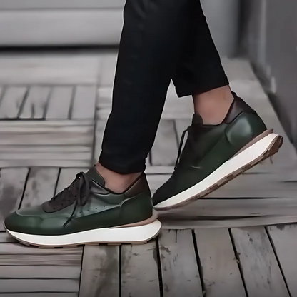 Sapatos em pele com sola ergonómica antiderrapante para uso doméstico. 