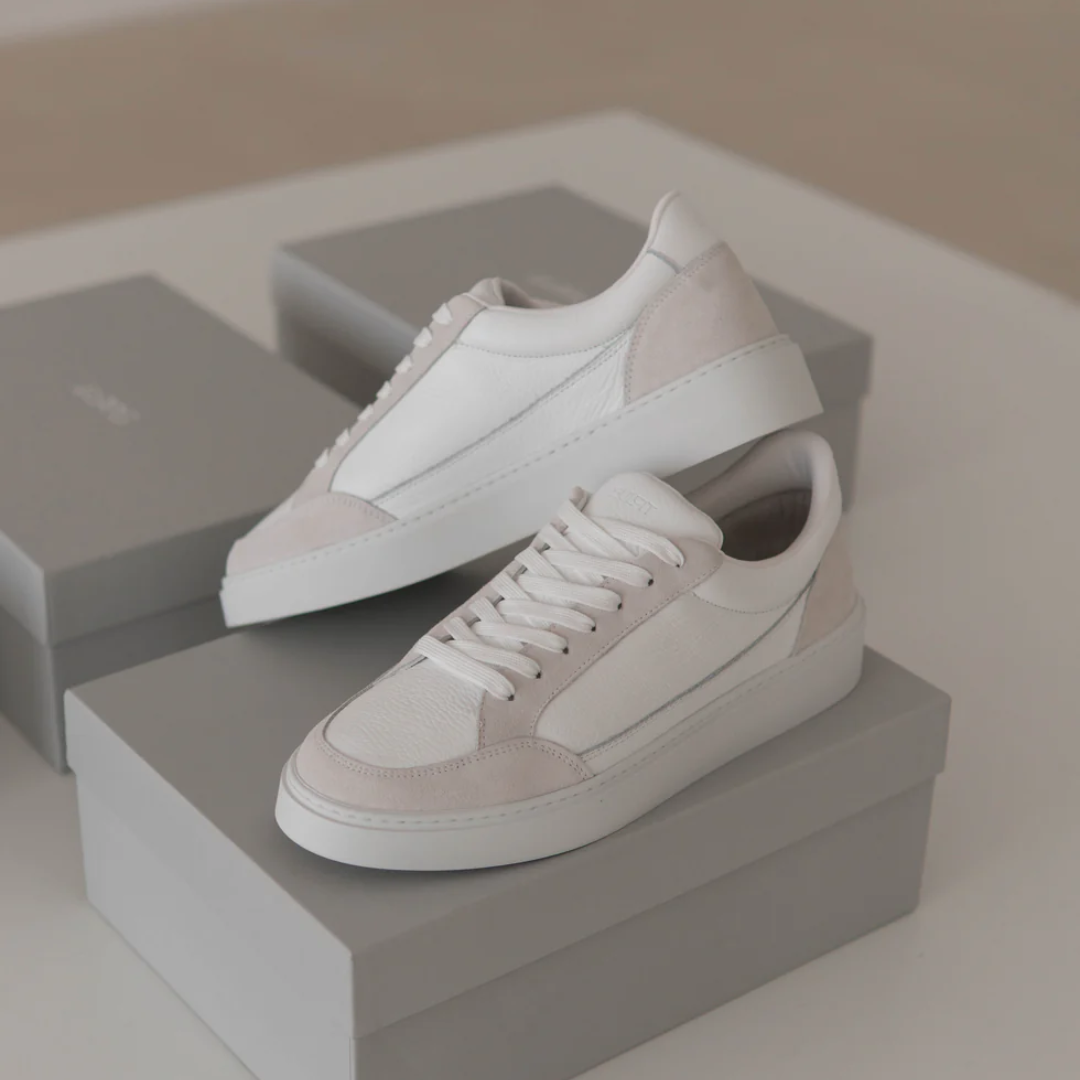 Sapatos de couro premium para uso doméstico. 