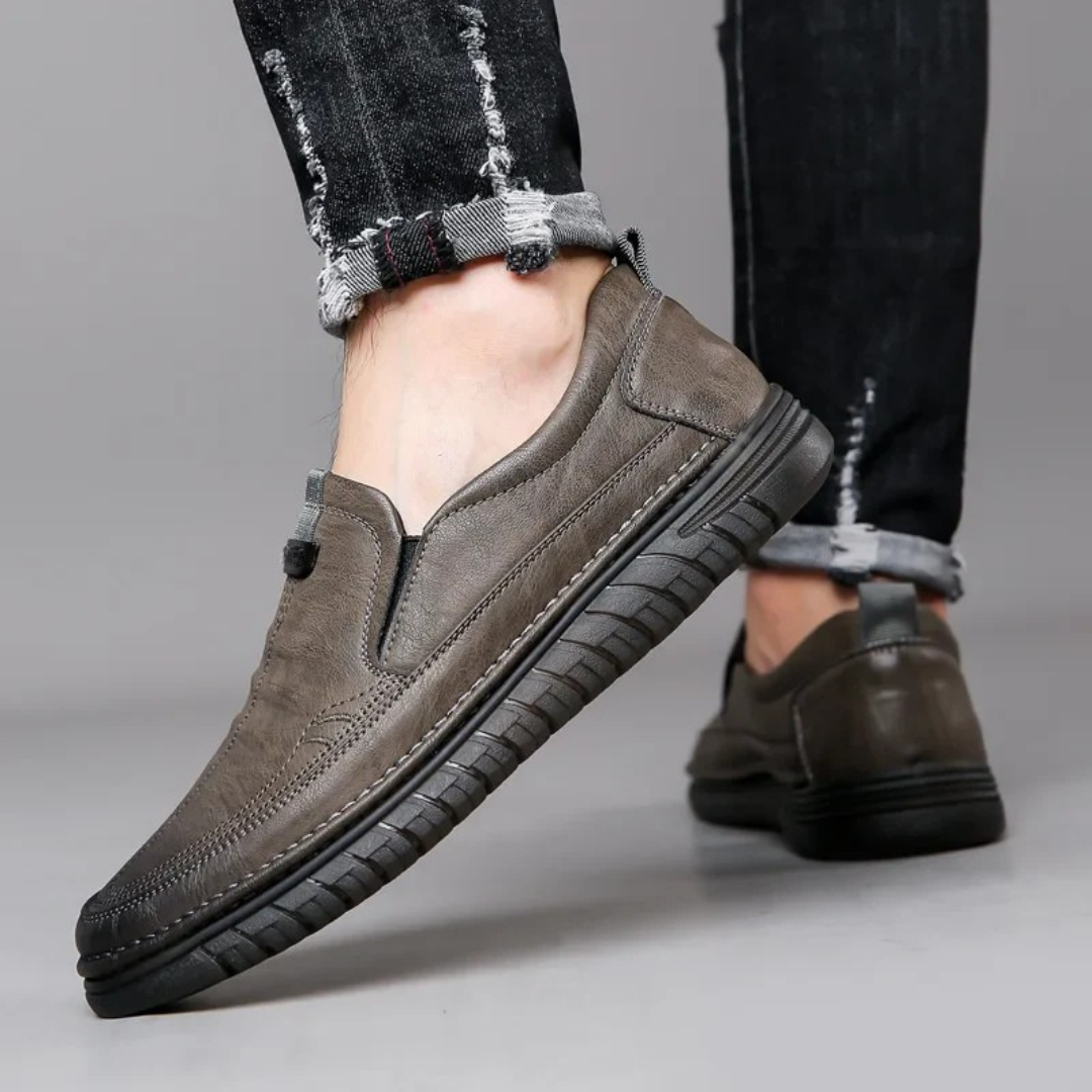 Mocassins de homem em pele genuína com design clássico e sola exterior antiderrapante. 