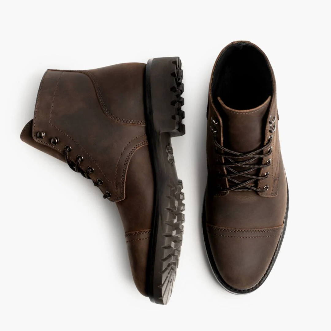 Botas de homem em pele com alta durabilidade e estilo moderno. 