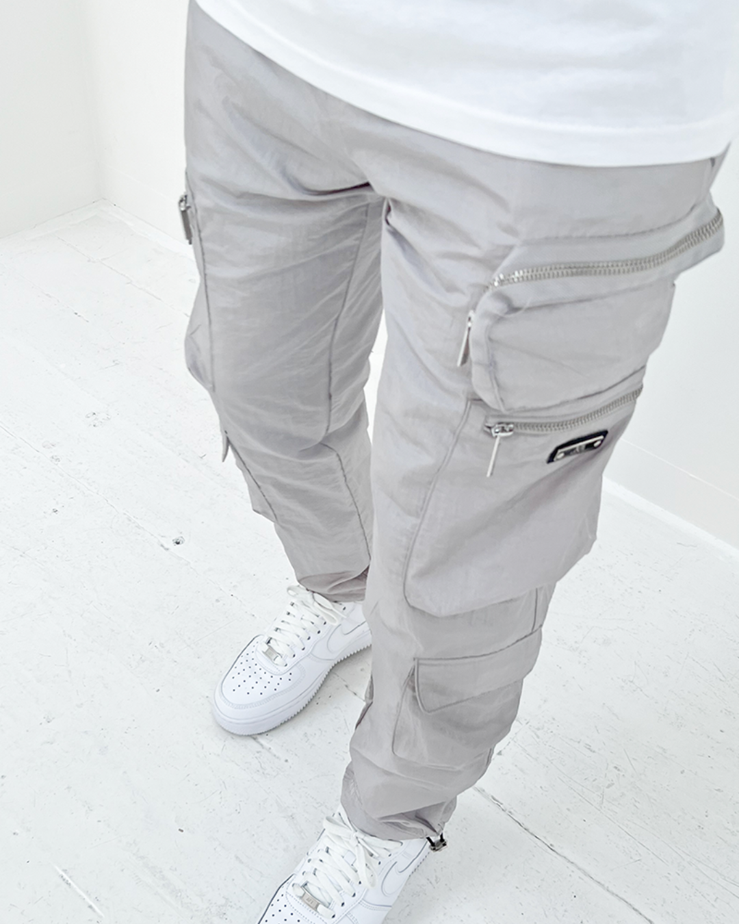 Sapatos de estilo urbano e várias malas funcionais para a casa. 