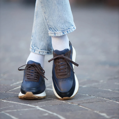 Sapatos em pele com sola ergonómica antiderrapante para uso doméstico. 