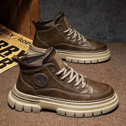 Botas de couro ao estilo britânico 