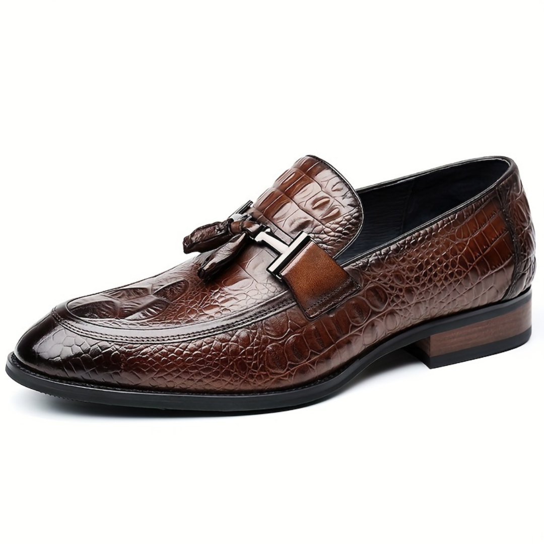 Sapatos ergonómicos em pele com design texturizado para uso doméstico. 
