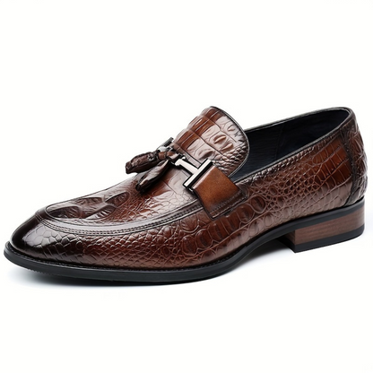 Sapatos ergonómicos em pele com design texturizado para uso doméstico. 