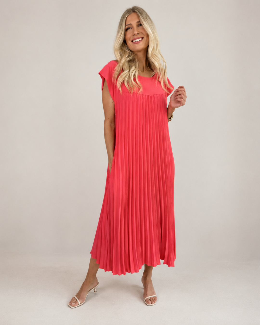 Vestido comprido plissado com mangas franzidas