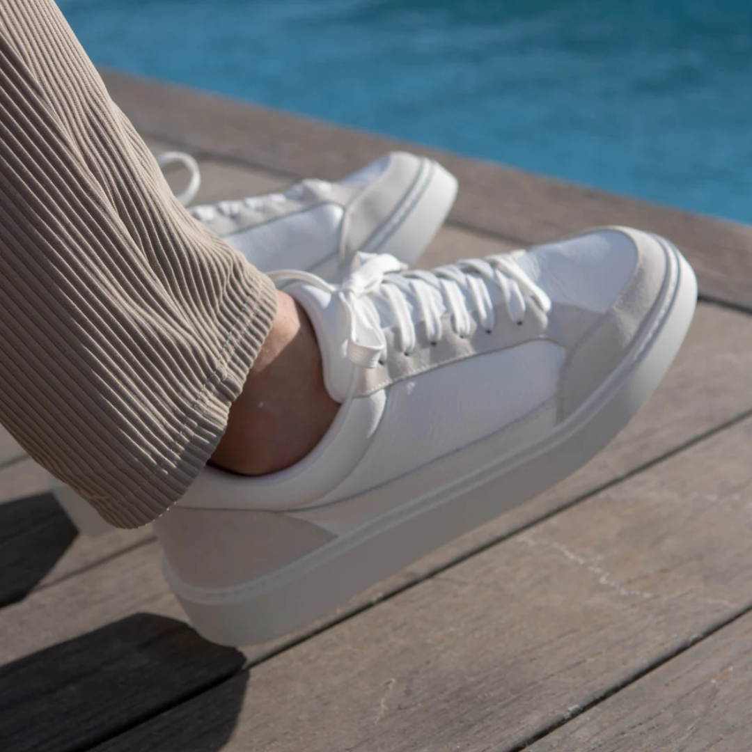 Sapatos de couro premium para uso doméstico. 