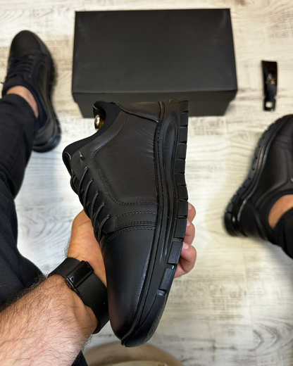 Sapatos desportivos de couro. Leves, confortáveis ​​e resistentes. Costuras. Para uso doméstico. 