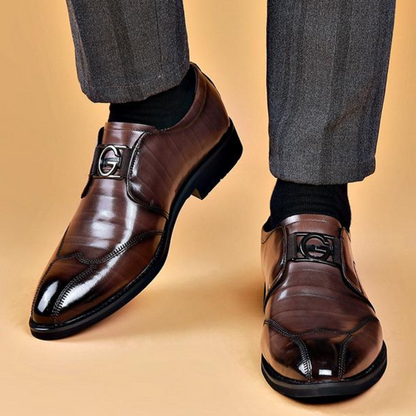 Botas em pele genuína de alta qualidade para uso doméstico. 
