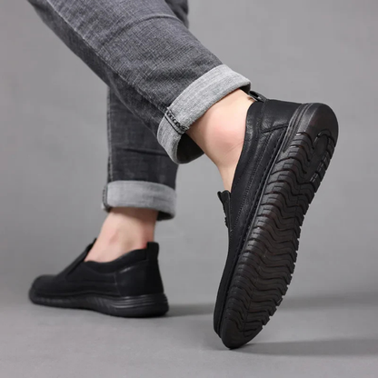 Mocassins de homem em pele genuína com design clássico e sola exterior antiderrapante. 