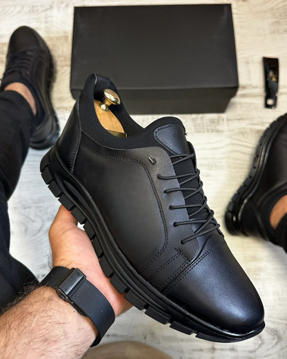 Sapatos desportivos de couro. Leves, confortáveis ​​e resistentes. Costuras. Para uso doméstico. 