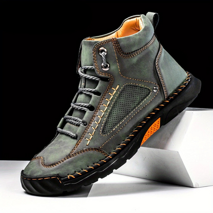 Botas ergonómicas em pele costuradas para uso doméstico. 