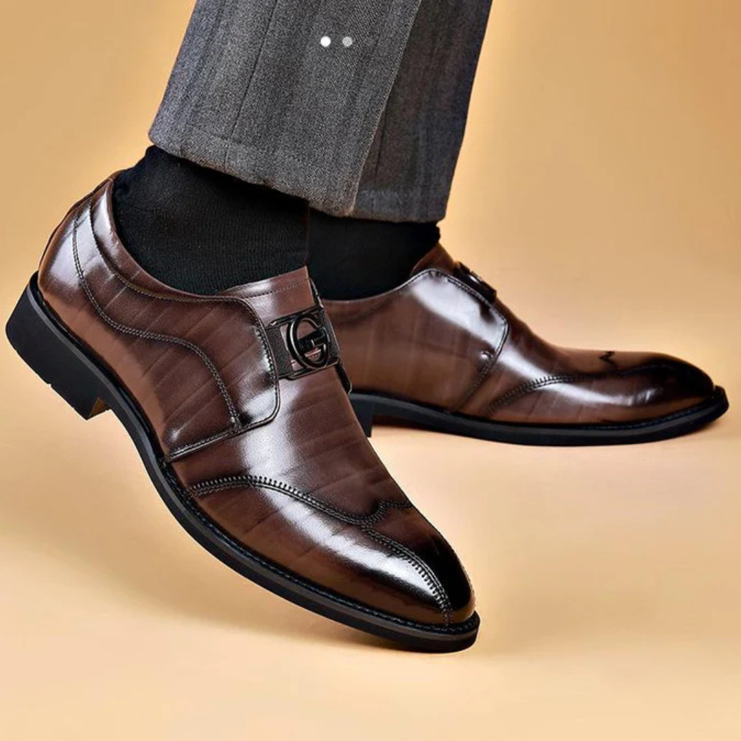 Botas em pele genuína de alta qualidade para uso doméstico. 