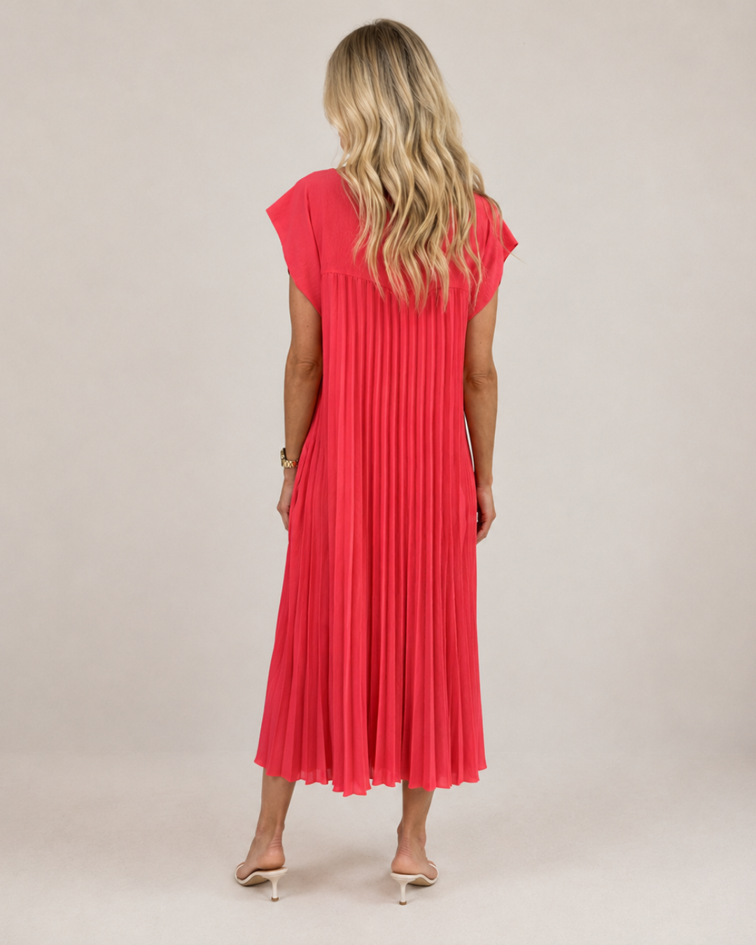 Vestido comprido plissado com mangas franzidas