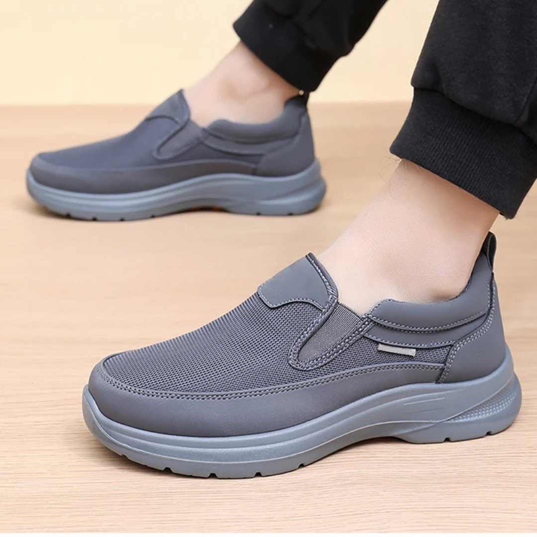 Calçado desportivo com suporte ergonómico para uso doméstico. 