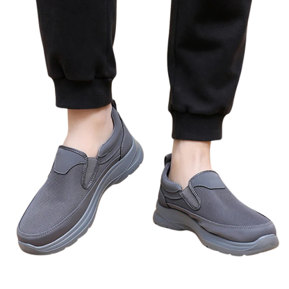 Calçado desportivo com suporte ergonómico para uso doméstico. 