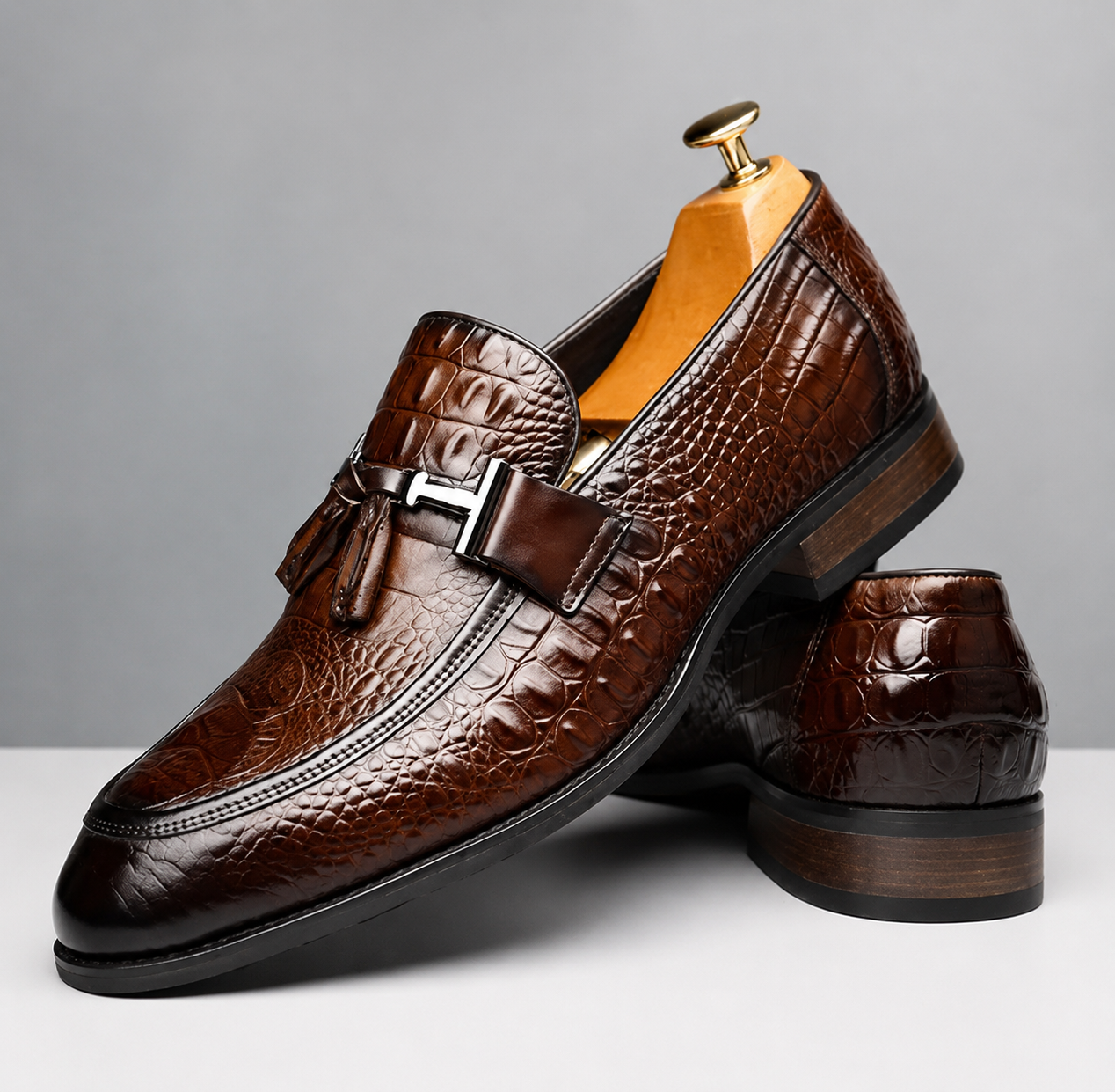Sapatos ergonómicos em pele com design texturizado para uso doméstico. 