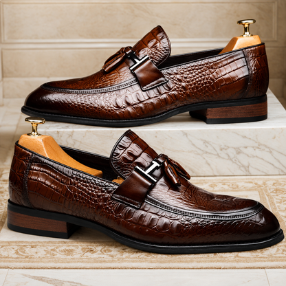 Sapatos ergonómicos em pele com design texturizado para uso doméstico. 