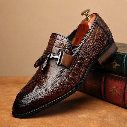 Sapatos ergonómicos em pele com design texturizado para uso doméstico. 